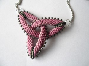 01903 Hanger celtic trefoil matte dusty roze medim grey delicas detail