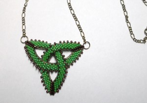 01904 hanger celtic trefoil matte green ab metalic bronze delicas detail