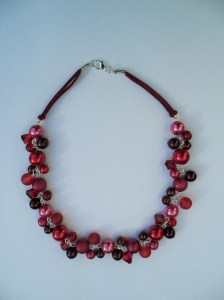 02183 parelketting bordeaux rood fuchsiaacryl en glasparels