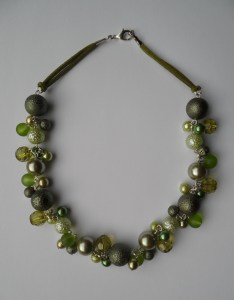 02187 parelketting olijfgroen limegroen acryl en glasparels