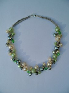 02189 parelketting ivoor grijs pastelgroen acryl en glasparels