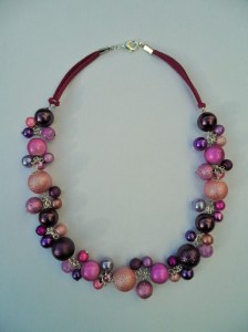 02192 parelketting roze aubegine paars acryl en glasparels