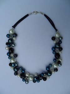 02277 parelketting zwart grijs donkerblauw acryl en glasparel