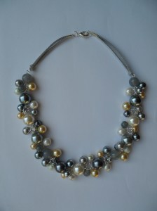 02278 parelketting grijs ivoor champagne acryl en glasparels