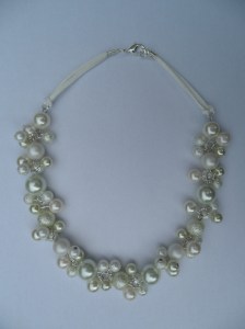 02280 parelketting wit en creme glas en acryl parels