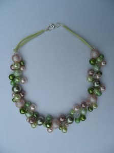 02282 parelketting roze en groen glas en acryl parels