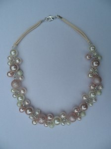 02283 parelketting roze ivoor glas en acryl parels