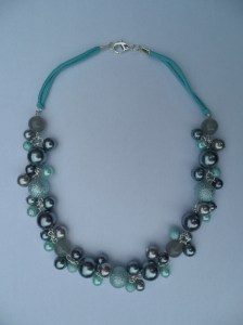 02285 parelketting aqua en grijs glas en acryl parels