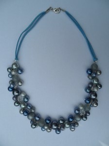 02289 parelketting grijs en blauw glas en acryl parels