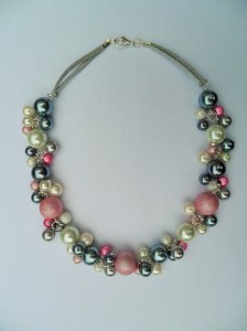 02290 parelketting rose grijs wit glas en acrylparels